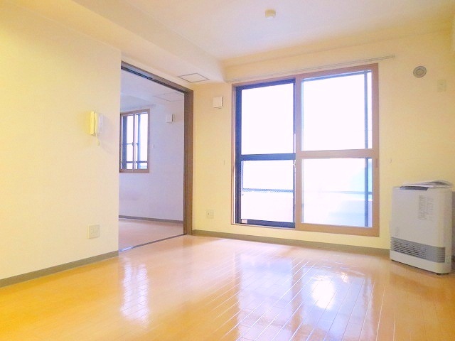 Living and room. Built shallow property utility costs in the city gas is economic ☆ Spacious 1LDK