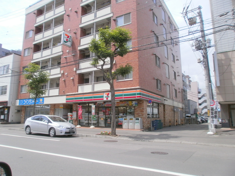 Convenience store. Seven-Eleven South Article 5 store up (convenience store) 98m