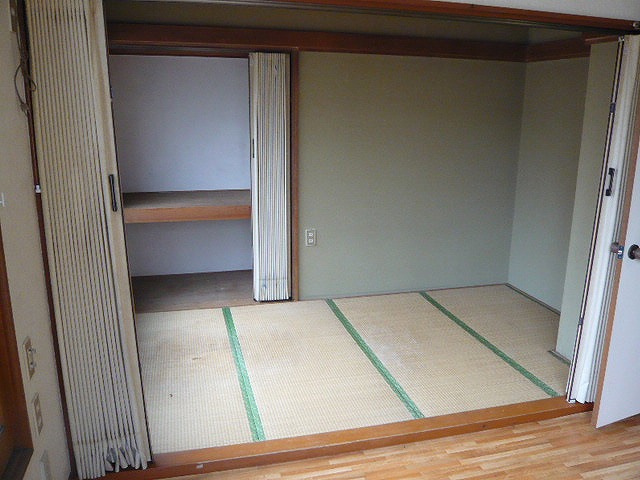 Other room space. It is currently transformed into a Western-style cushion floor (* ^^) v