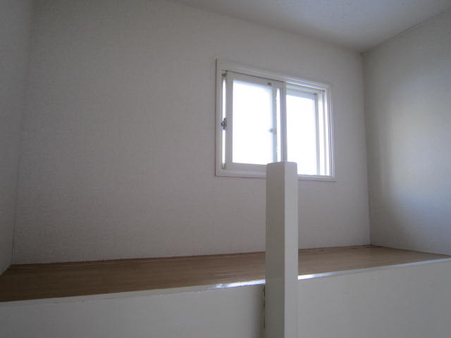Other room space. You can firmly ventilation in the small window of the loft. 