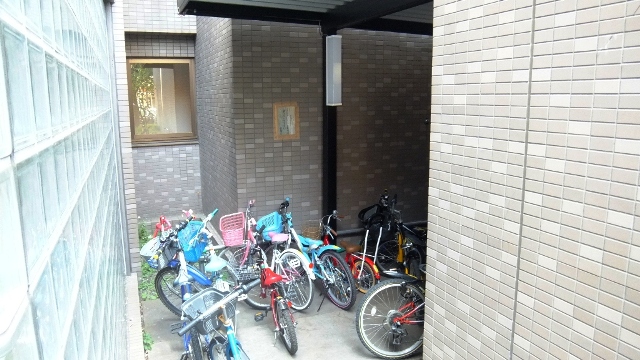 Entrance. Many of the children is Osumai