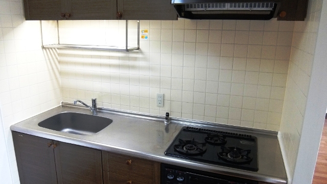 Kitchen. System kitchen is equipped with