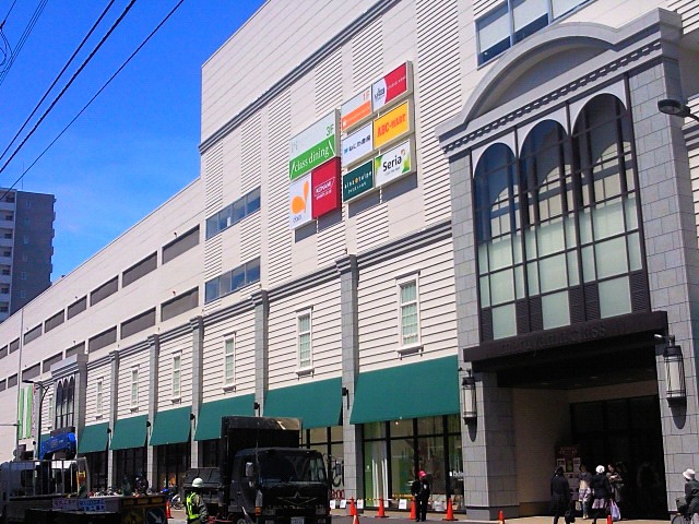 Supermarket. Maruyama 700m to class (super)