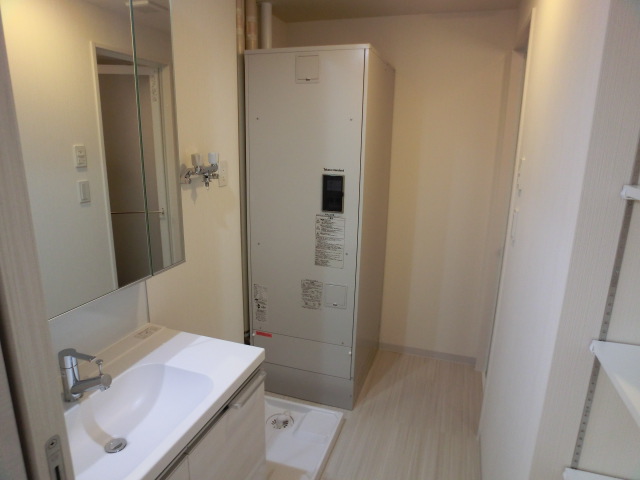 Washroom. Three-sided mirror dresser there ☆ Convenient storage of back