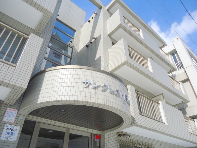 Building appearance. Reinforced concrete four-story apartment