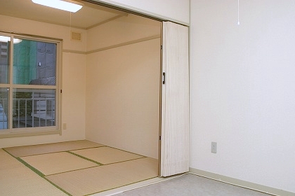 Living and room. Deposit ・ Key money unnecessary application month ・ Next month rent free! There is a covered parking lot! 