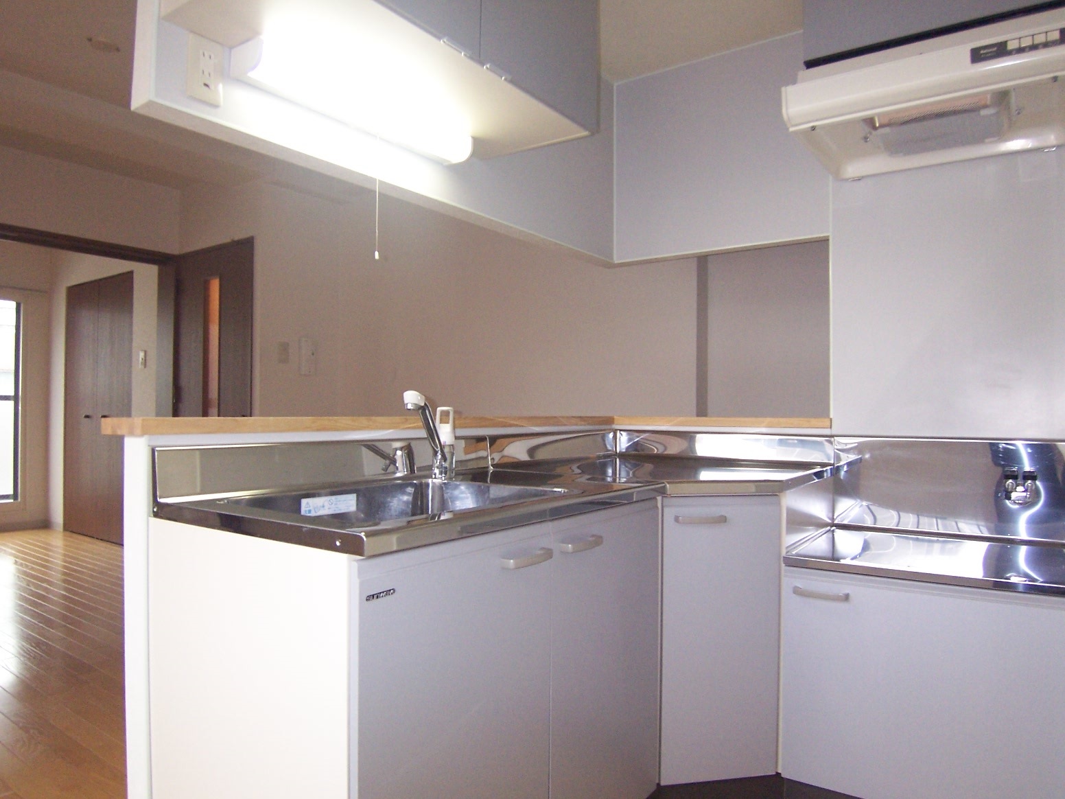 Kitchen.  ☆ Spacious use L-shaped kitchen ☆ 