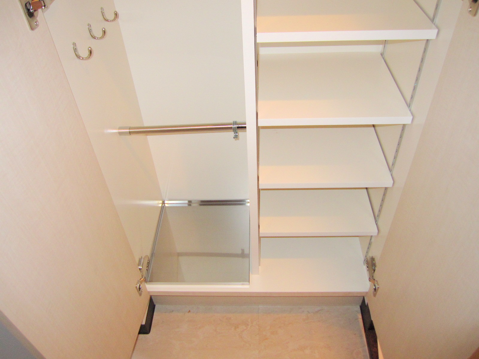 Entrance. Entrance storage with storage capacity. 