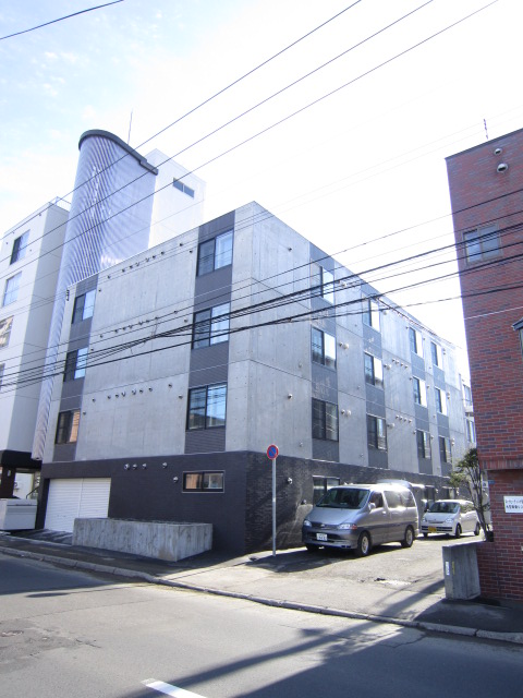 Building appearance. Appearance of stylish driving range! Park behind, There is a convenience store! 