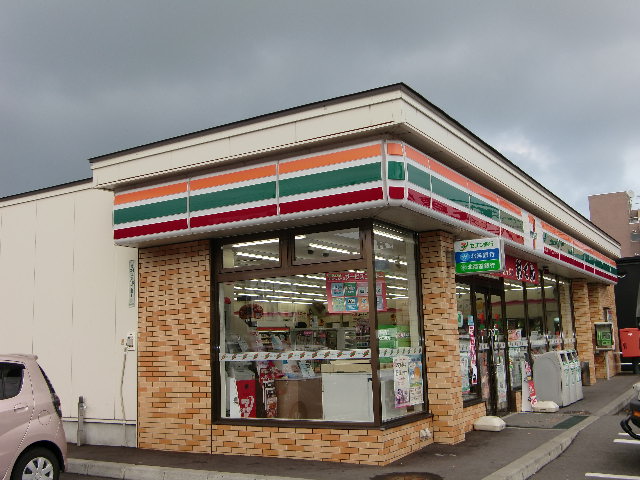 Convenience store. Seven-Eleven Sapporo Yamahana store up (convenience store) 120m