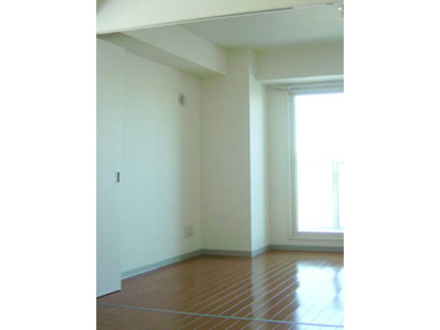 Living and room. Flooring is shining with a clean ☆ 