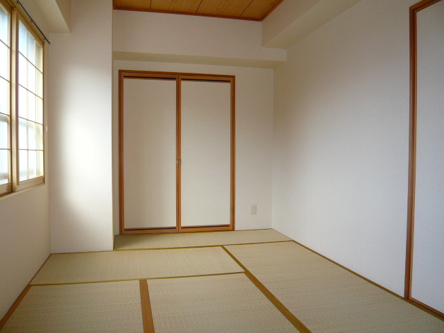 Receipt. Is a Japanese-style room and storage
