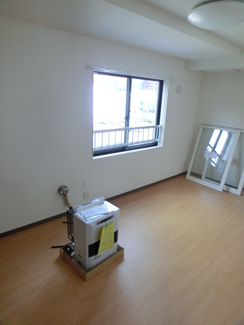 Other room space. Also kerosene stove installed in a Western-style room ☆ 