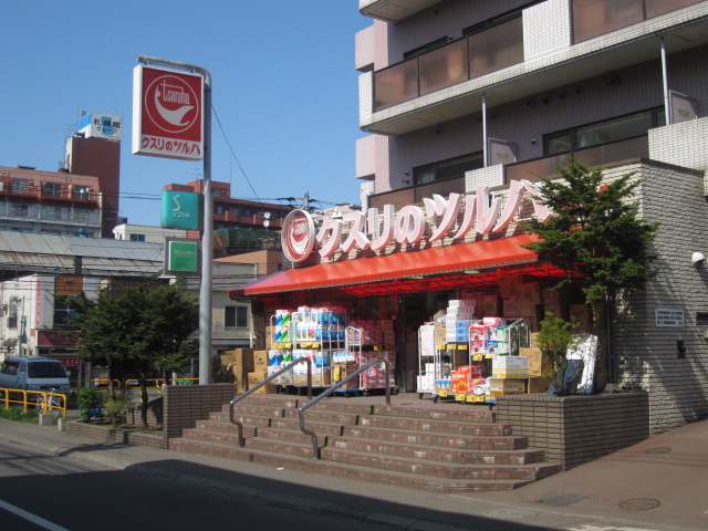 Dorakkusutoa. Tsuruha Minami Article 7 store of medicine (drug stores) to 400m
