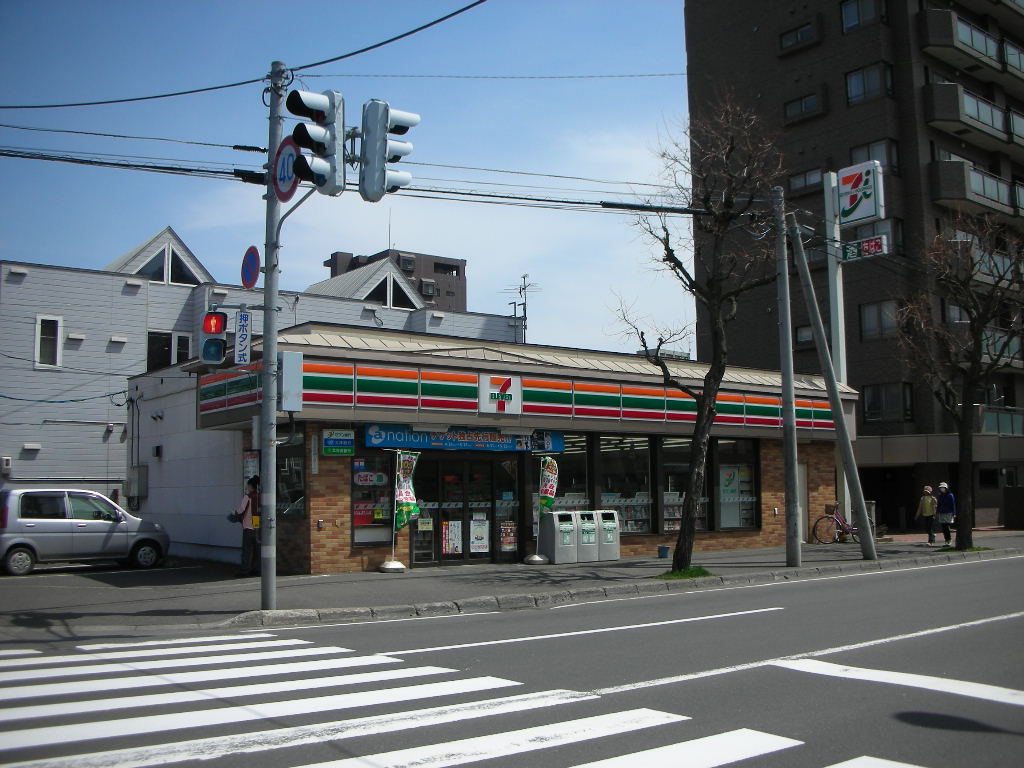 Convenience store. Seven-Eleven Sapporominami Maruyama store up (convenience store) 223m