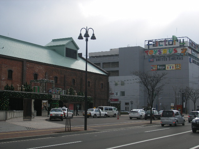 Shopping centre. Sapporo Factory Frontier Museum until the (shopping center) 445m