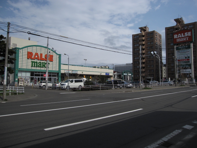 Supermarket. Raruzumato Sapporo until the (super) 480m