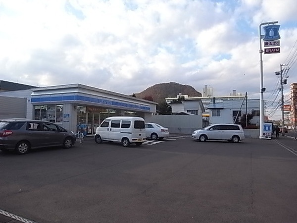 Convenience store. 250m until Lawson Sapporo Asahigaoka store (convenience store)