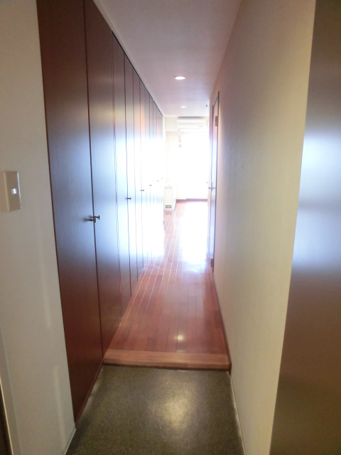 Entrance. A lot of storage in the corridor part of from the front door! ! 