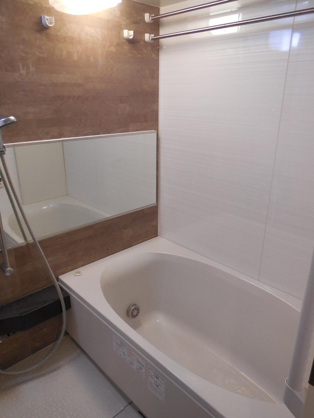 Bathroom. Indoor (September 2013) Shooting Oval (oval) bath (1418 type) ・ Bathroom heating ventilation dryer ・ Full Otobasu