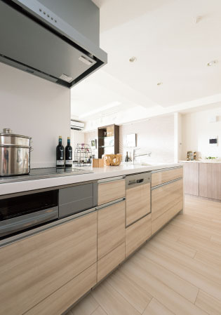 Kitchen.  [kitchen] And door material of natural color friendly impression, White counter tops is in harmony, Light and airy kitchen. From dishes to care, To comfortably smooth