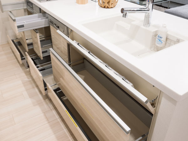 Kitchen.  [Floor container] Drawer storage of low position and feet. Heavy pot seasonal Tsukai, Stock ingredients and you can clean housing and low cookware frequent use
