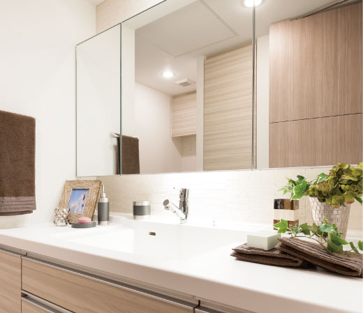 Bathing-wash room.  [utility] The back of the large triple mirror, In the cabinet can be stored and basin accessories. Also it comes with a tissue box space. Also, Stylish and adopt a bowl-integrated top plate of the sharp shape. Since there is no seam, Easy to clean