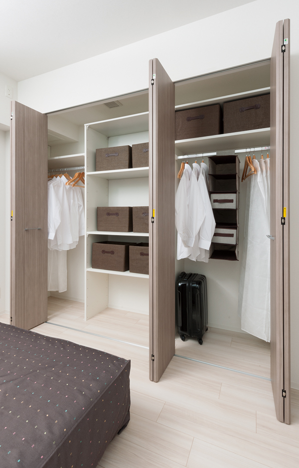  [System storage] The master bedroom walk-in closet and the closet, To object input of the Hall, Adopt a multi-purpose built-in storage. Shelf board, Combining a rich member, such as a hanger pipe, While effectively utilizing the width and depth of the space, Fixtures the receiving space a sense of unity and easy to use. Shelf is hard dirt using a special resin sheet, It is clean and easy to be attractive (B1 type model room)