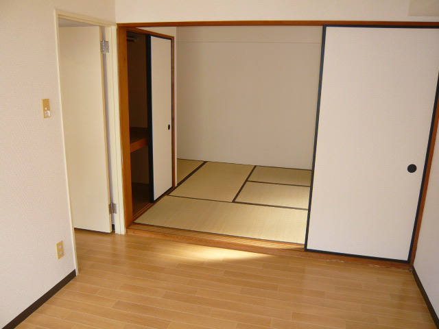 Other room space. This cut was taken toward the Japanese-style room from Western-style