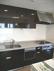 Kitchen. It is a kitchen with spacious feeling of opening of the face-to-face