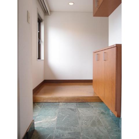 Entrance. Is the feeling of luxury drifts entrance with tiled Green. It is bright with a window