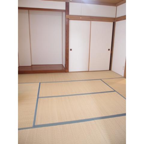 Other room space. Plenty storage of Japanese-style room. It is warm all the way with a heating