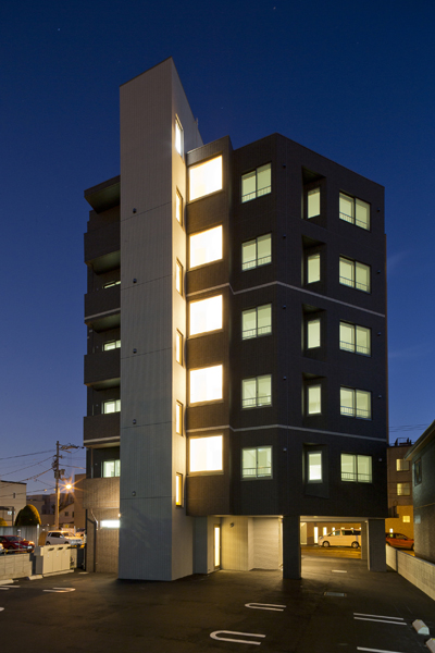 Building appearance. Appearance as seen from the parking lot side