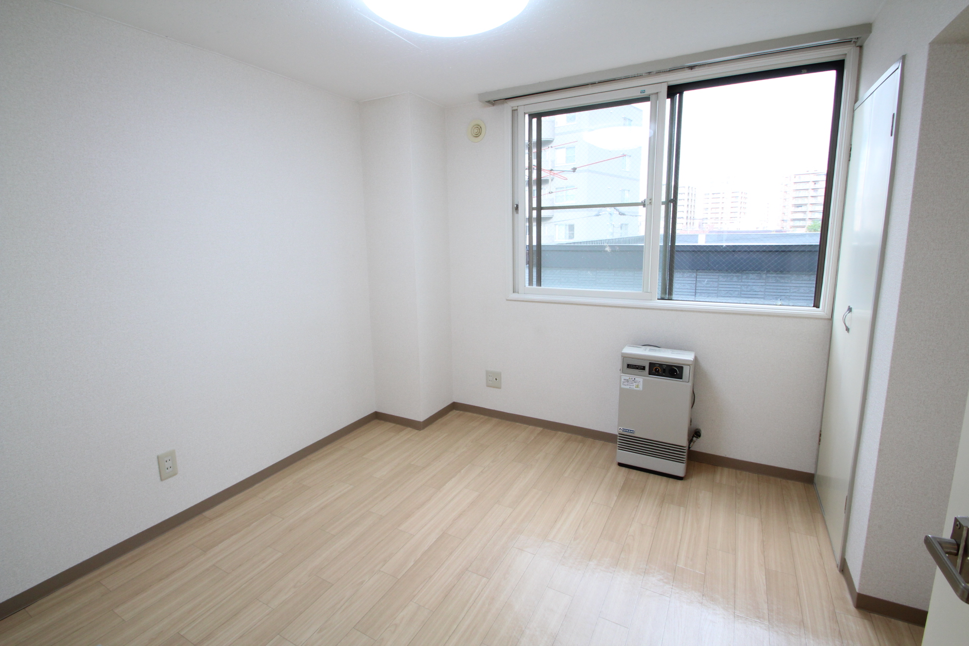 Other room space. Also it comes with heating to Western-style ☆ 