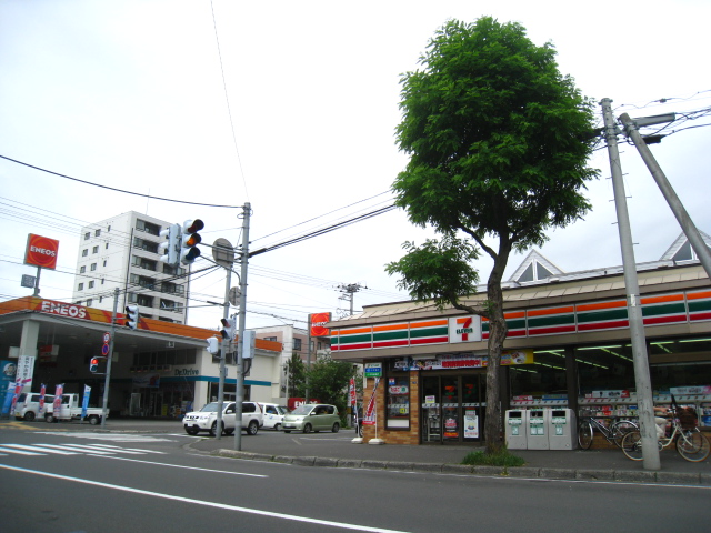 Convenience store. Seven-Eleven Sapporominami Maruyama store up (convenience store) 240m