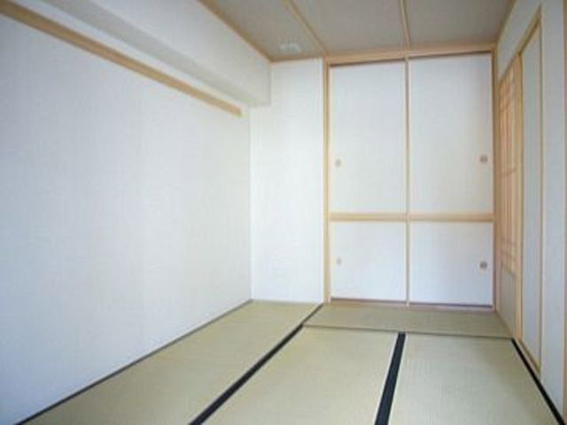 Other room space. Japanese-style room there. Also it is high there is storage capacity closet!