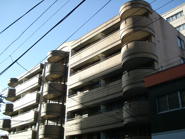 Building appearance. Firm of the six-story reinforced concrete condominium. 