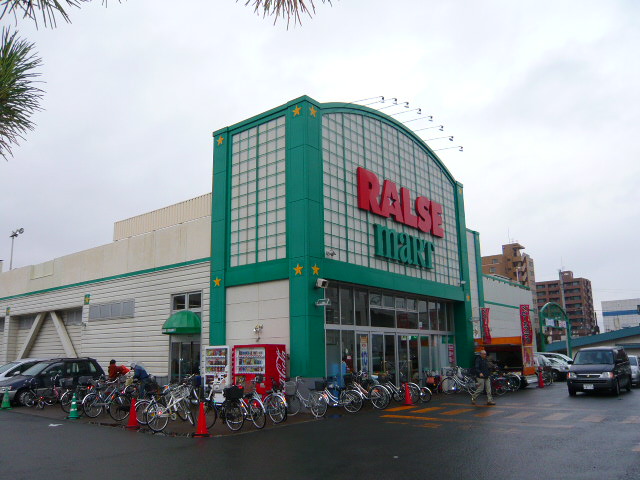 Supermarket. Raruzumato Yamahana store up to (super) 376m
