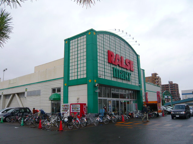 Supermarket. Raruzumato Yamahana store up to (super) 702m