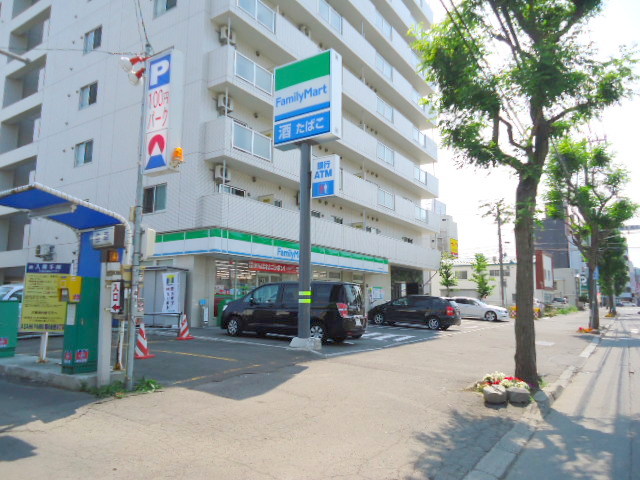 Convenience store. FamilyMart Sapporominami Article 6 store up (convenience store) 163m