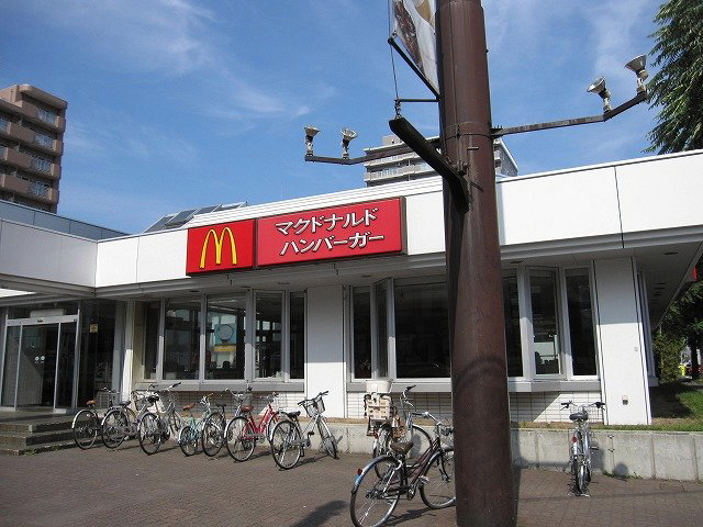 restaurant. McDonald's North 5 West 20 stores until the (restaurant) 650m