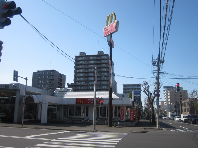 restaurant. McDonald's North 5 West 20 stores until the (restaurant) 557m