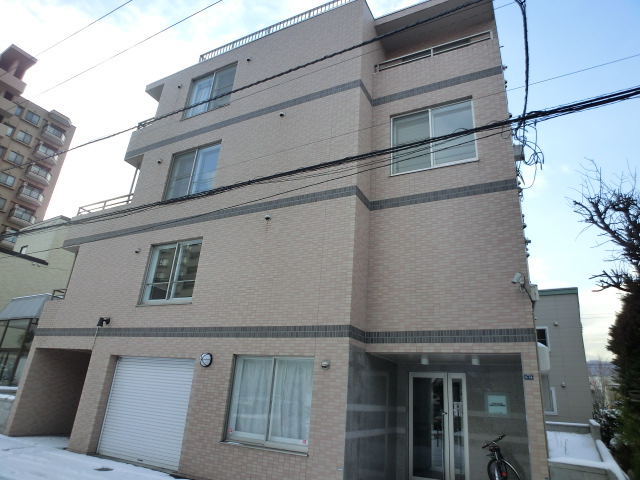 Building appearance. Uncommon with elevator to the 4-story