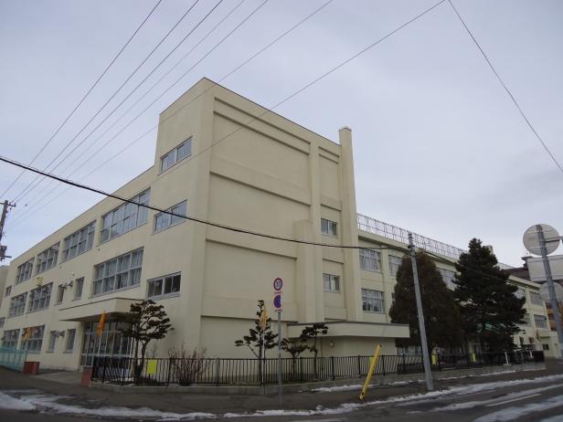 Primary school. Sapporo City Midorigaoka 350m up to elementary school