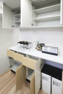 It is also standard equipment cupboard in the kitchen. Since the dust box storage space is a door with, Also refreshing look. It is also a convenient counter put and cooking appliances are marked