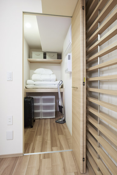 Western-style 3 next to the living room, Large closet comes with a depth of about 2m. Shimae also guest futon, It may use the method as a storeroom
