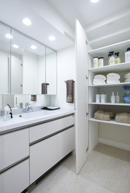 Linen cabinet in the utility, There is also a storage capacity large depth. In addition, such as towels and detergent, It will put even such as the basket that put the laundry in the lower. Also vanity triple mirror type is also housed plenty