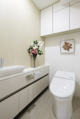 The toilet has adopted a super water-saving toilet bowl. Also in addition to being standard equipped with a hand-washing counter, Also installation cupboard suspended so that you can maintain and clean the inside of the toilet. It has also become the storage under handwashing counter
