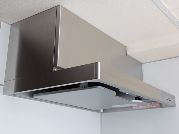 Kitchen.  [Stainless steel range hood] Efficiently collecting the oil smoke, Firmly ventilation. It does not require tedious filter cleaning.  ※ Although it scavenged the oil on the inside of the fan casing, Care of oil panel is required. (Same specifications)