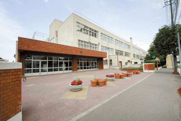Miyanomori elementary school, Distance of 7 minutes walk (about 540m). Such as the morning of reading and English activities, A distinctive education have been made